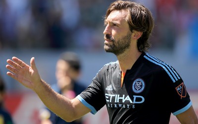 球王会评论-森拉尔赛后和队友击掌